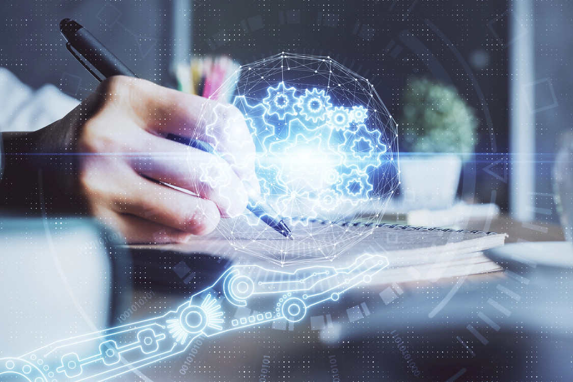 Copywriter naukowy pisze na kartce papieru